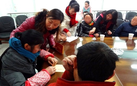 中江县妇联与县疾控中心走基层慰问艾滋病患者和致孤儿童