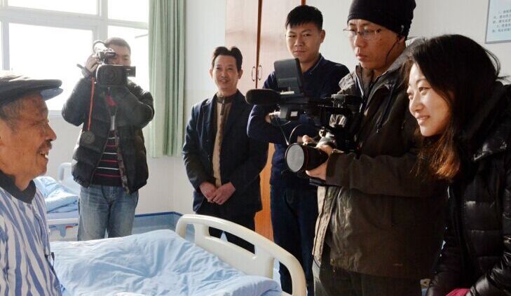 中央电视台来广安医院采访“健康快车”白内障手术开展情况