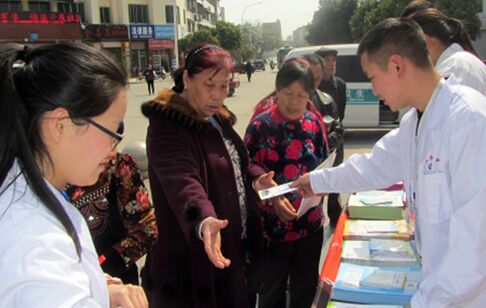 中江县疾控中心志愿者开展结核病防治知识宣传活动