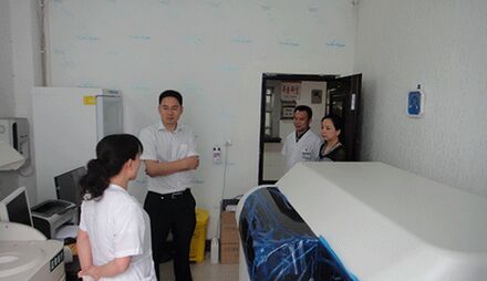 泸县卫计局局长龙维平周末加班到县二人医开展调研工作