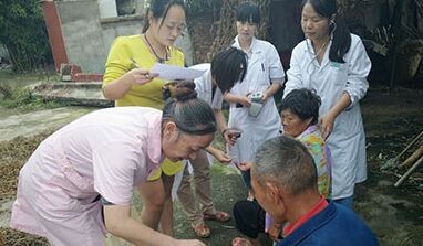 广汉小汉镇中心卫生院精准扶贫•结对帮扶开展送医服务行动