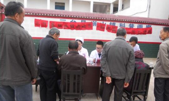 三台县塔山镇中心卫生院---重阳节为居委会老年人免费体检送温暖