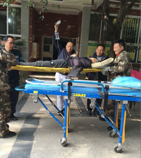 四川护理职业学院附属医院---73岁老大爷高处跌倒,医生翻窗实施急救