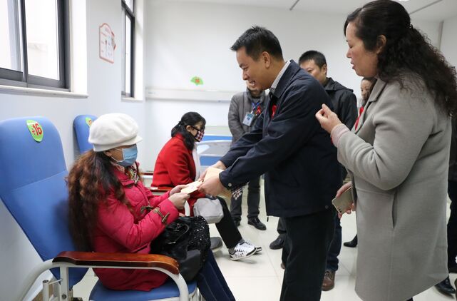 青白江区领导到成都市青白江区人民医院慰问艾滋病患者