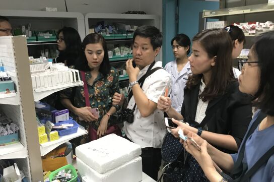 泰国Siriraj医院专家团参观郫都区人民医院全自动发药系统