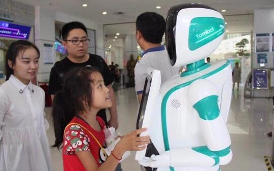 川南首个智能导诊机器人“小灵通”落户泸州