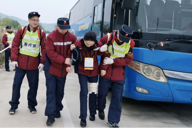 成都市紧急医学救援队开展野外医疗救援演练